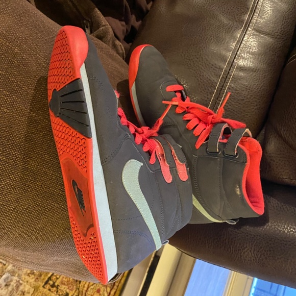 Rare Nike Aerofit Women’s High Top Sneakers - Size 6.5 - Picture 2 of 4